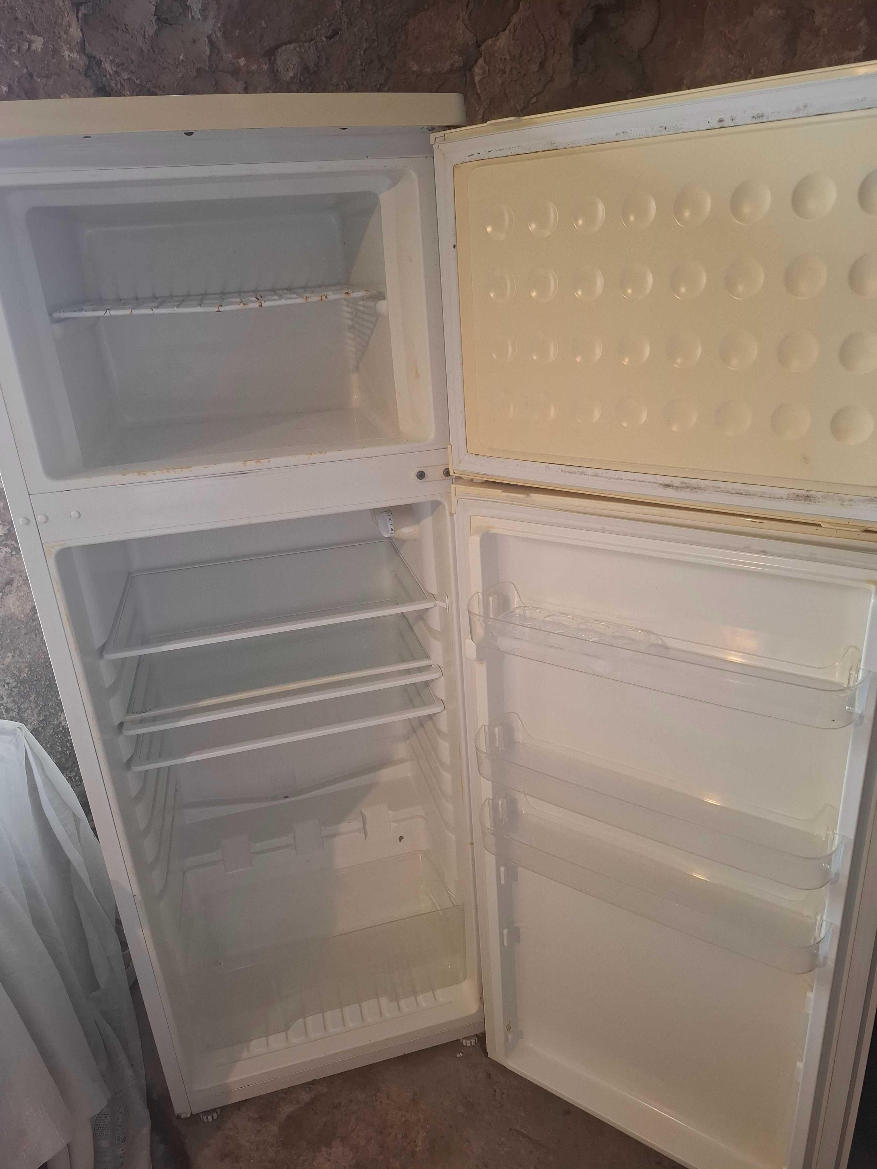 Frigorífico usado, funcionando normalmente.