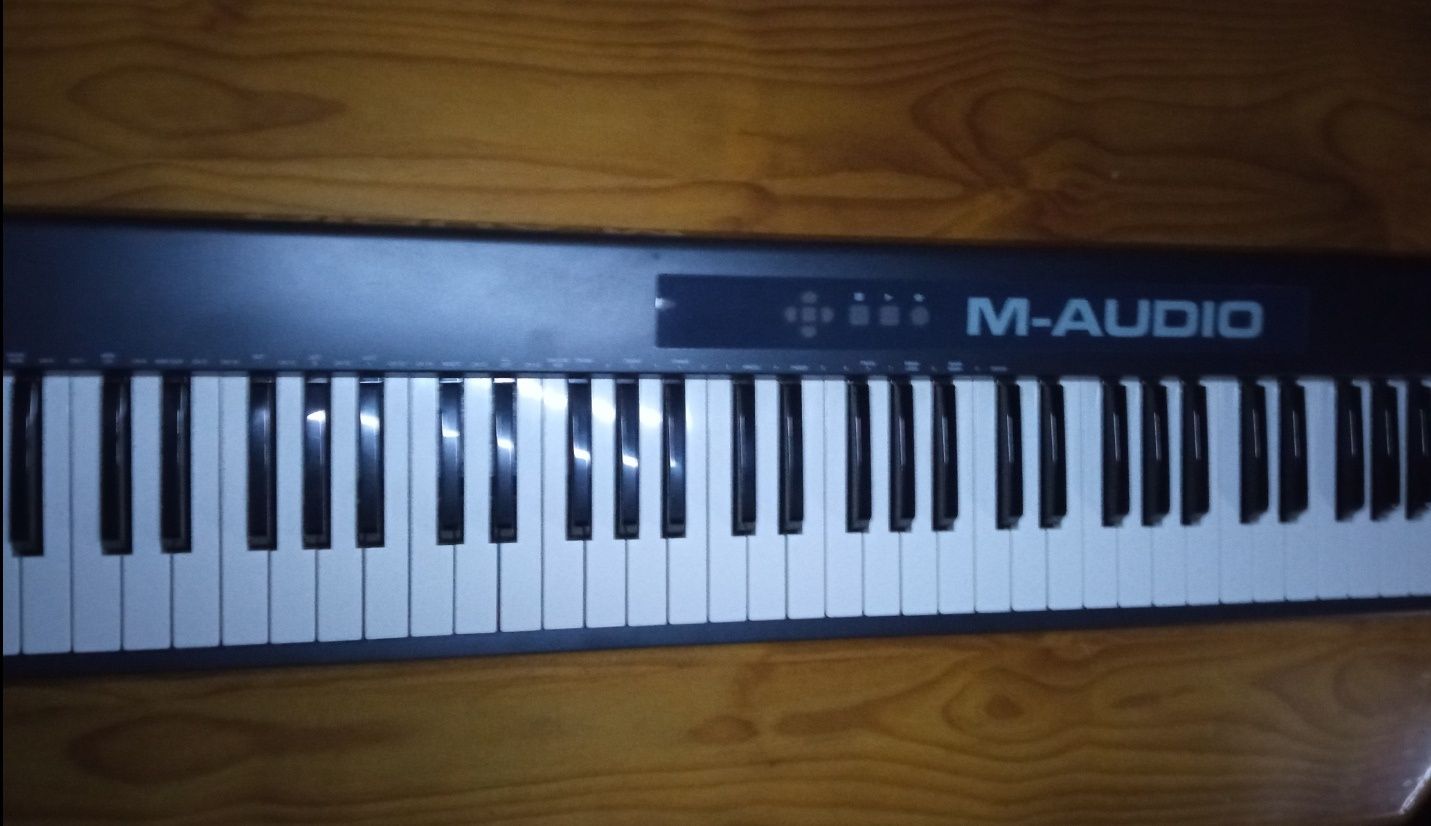 Teclado MIDI M-AUDIO Keystation 88 como novo + Cabo Lightning para USB