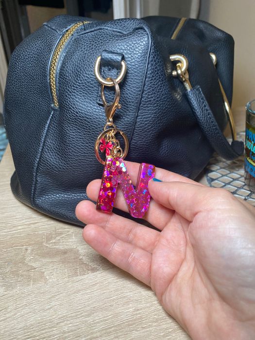 Brelok i zawieszka do torebki z literą „N”