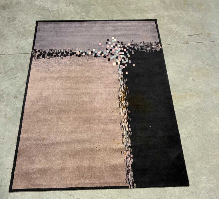 Carpete com algumas manchas - Qtd. 1 Und.