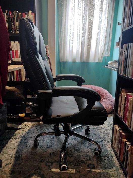 Cadeira de escritório mitsai reclinavel e com repouso para os pés.