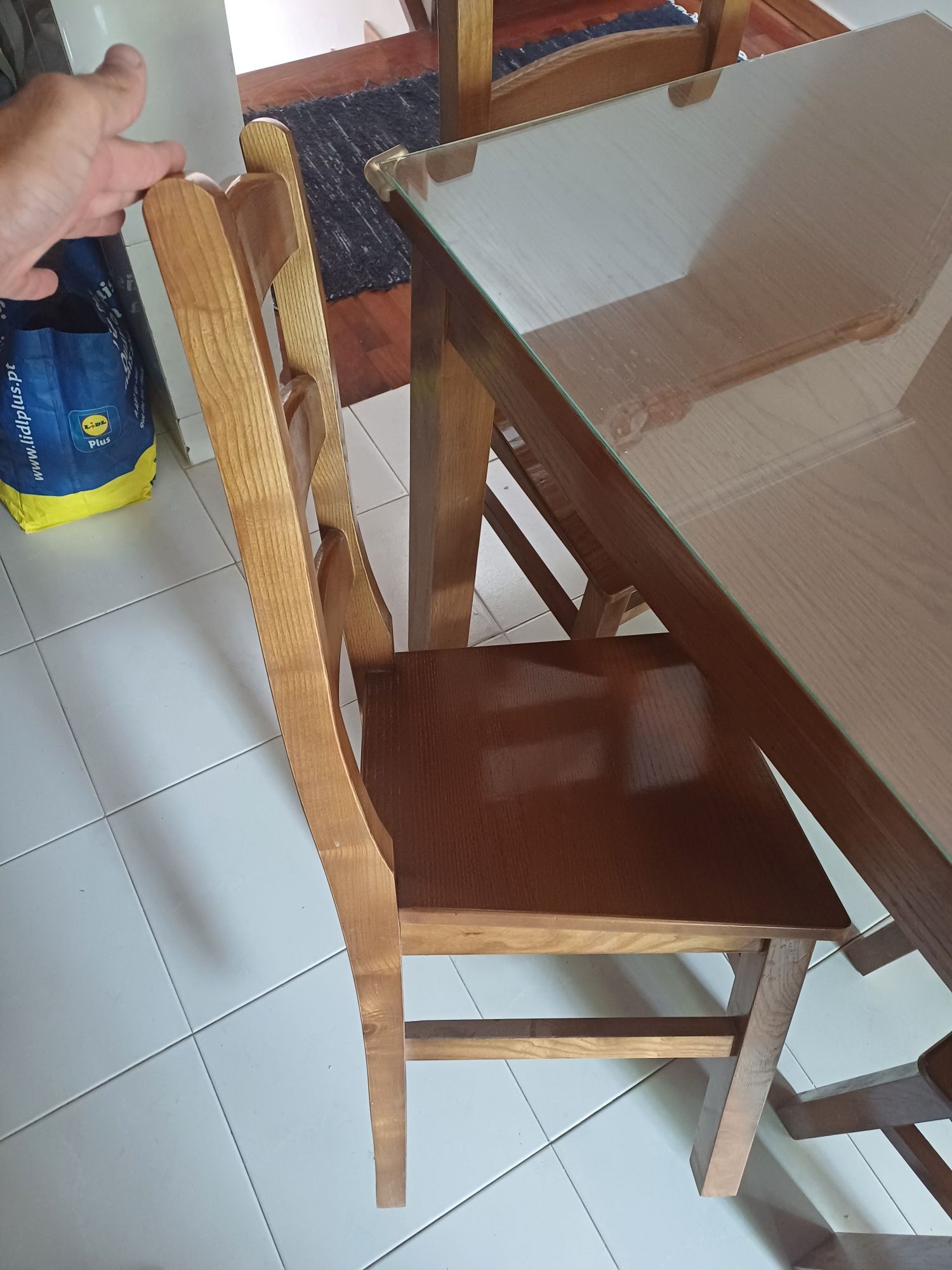 Mesa e 4 cadeiras em madeira