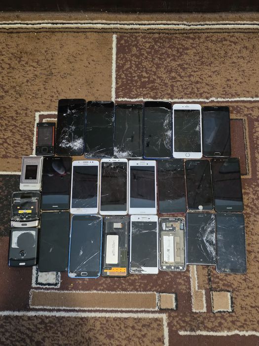 Телефоны под ремонт/запчасти