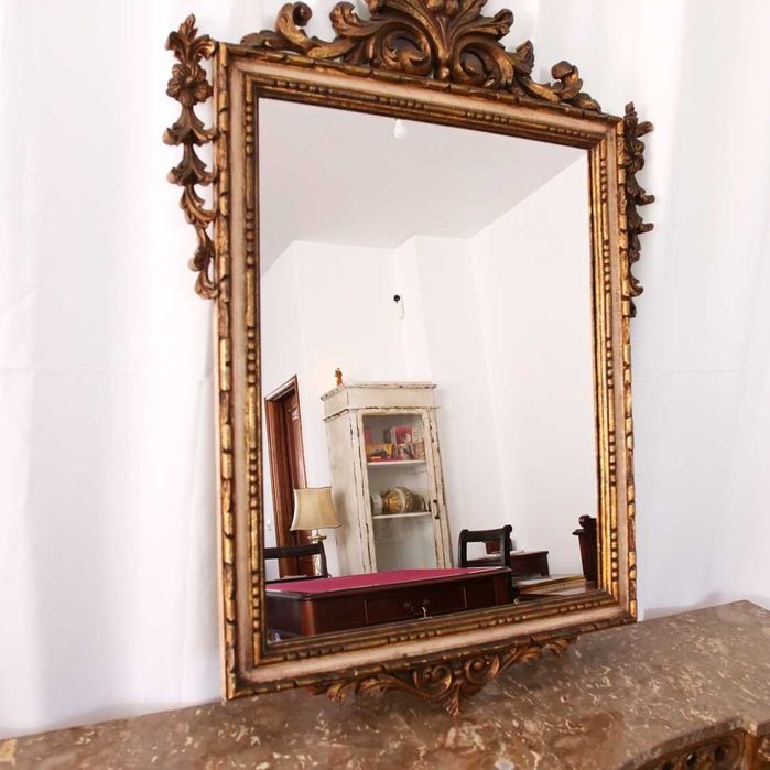 Credência ao gosto barroco em madeira talhada e dourada