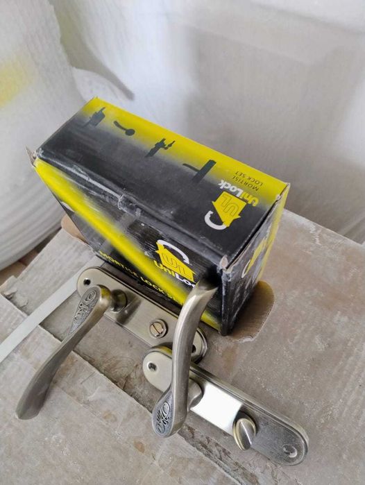 Міжкімнатна дверна ручка UNILOCK 62001 AB WC 62 мм під засувку