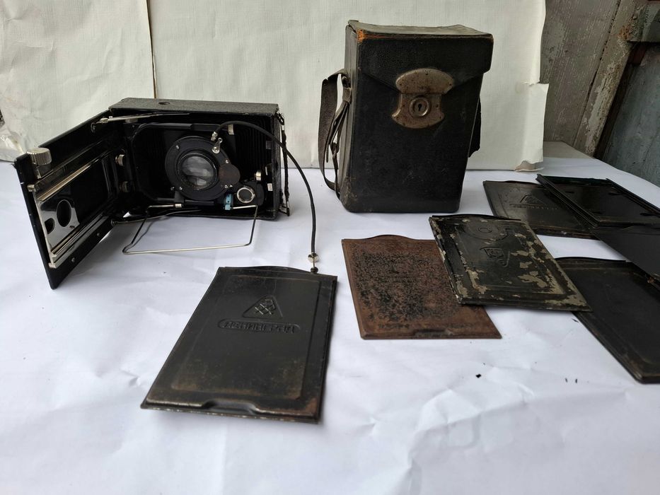 Фотоаппарат старый с касетами.