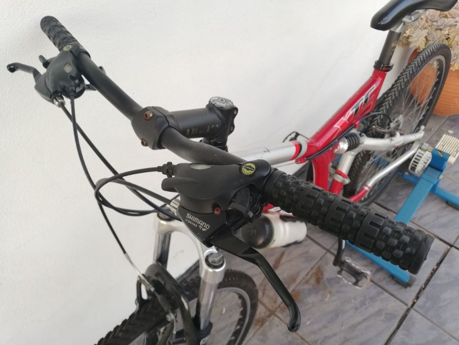 bicicleta de BTT e acessorios