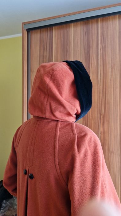 Ceglasty wełniany płaszczyk z kapturem