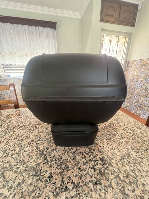 Mala de mota para guardar o capacete , fechada com chave