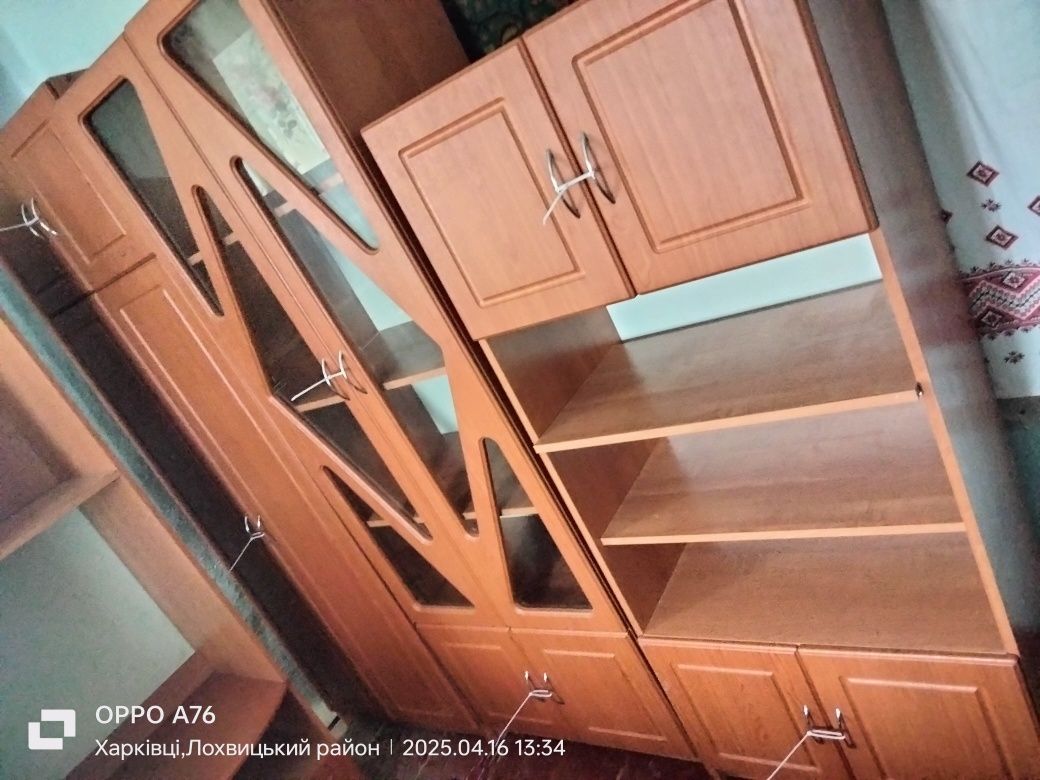 Продам б/у ствнку в вітальню