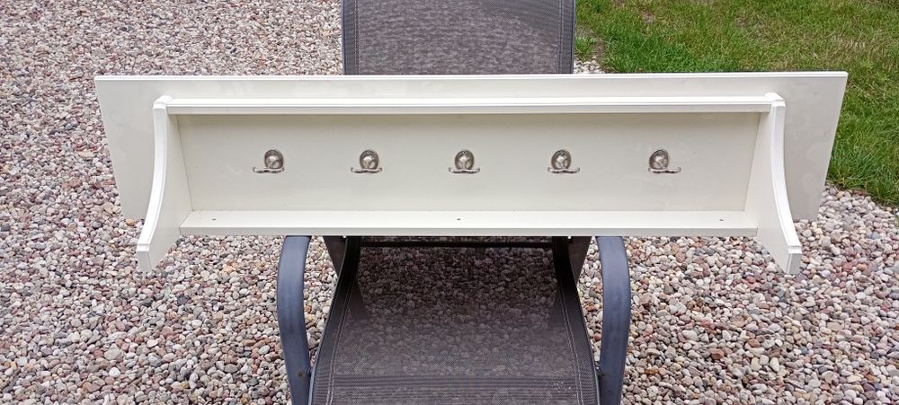 Półka Ikea z wieszakami