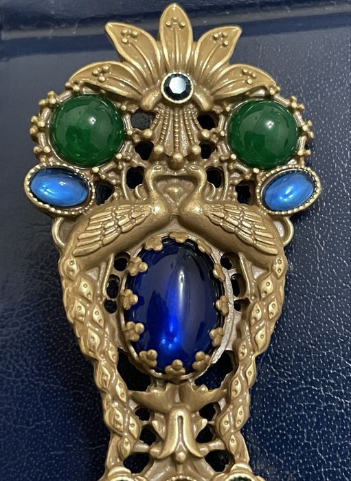 Брошка у вінтажному стилі