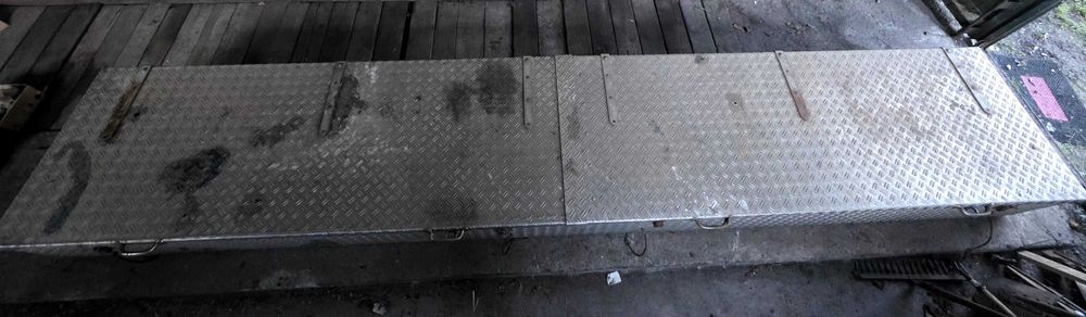 Skrzynia alumniowa z klapami - dł. 4m