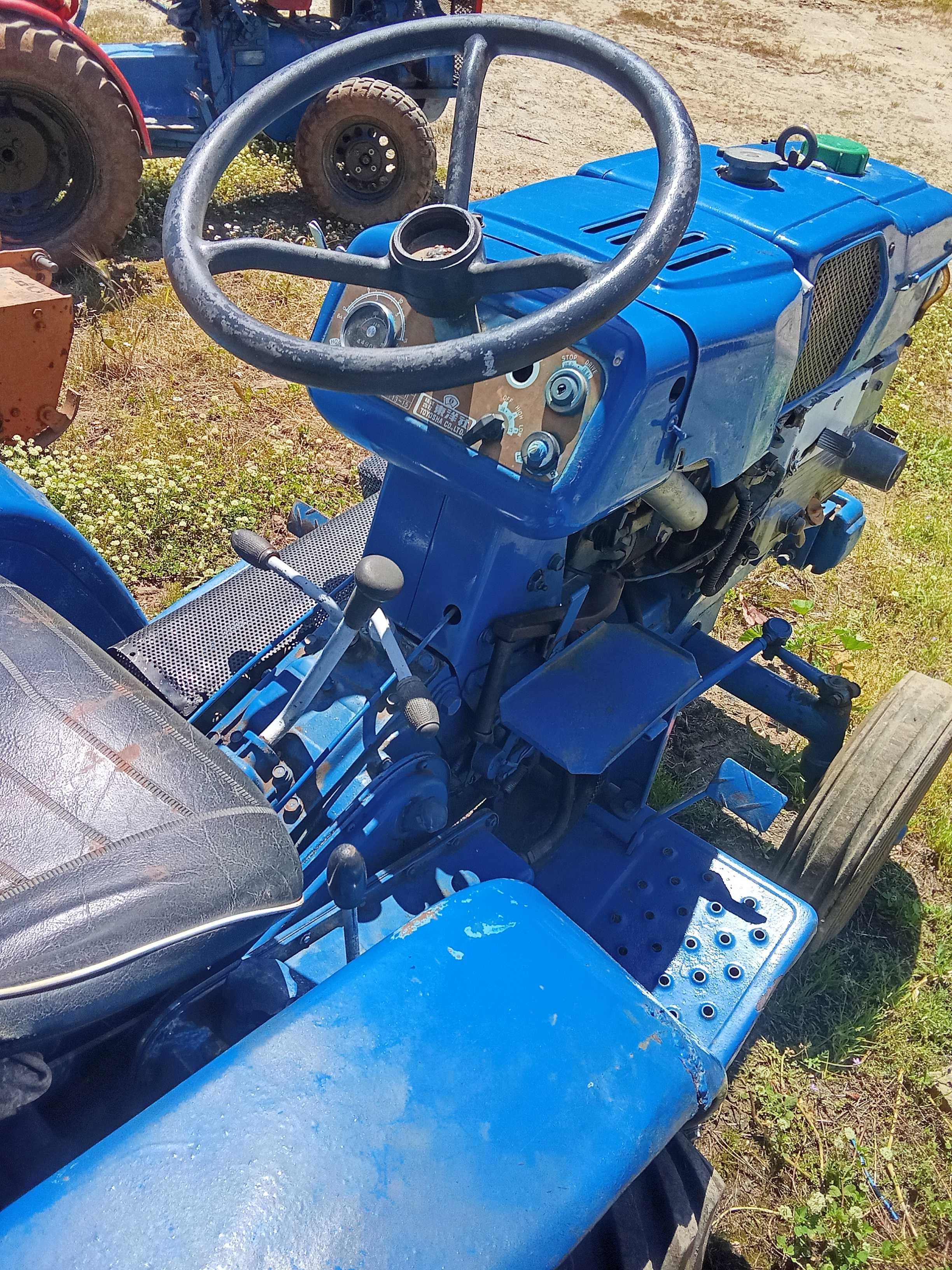 Trator Hinomoto com frese