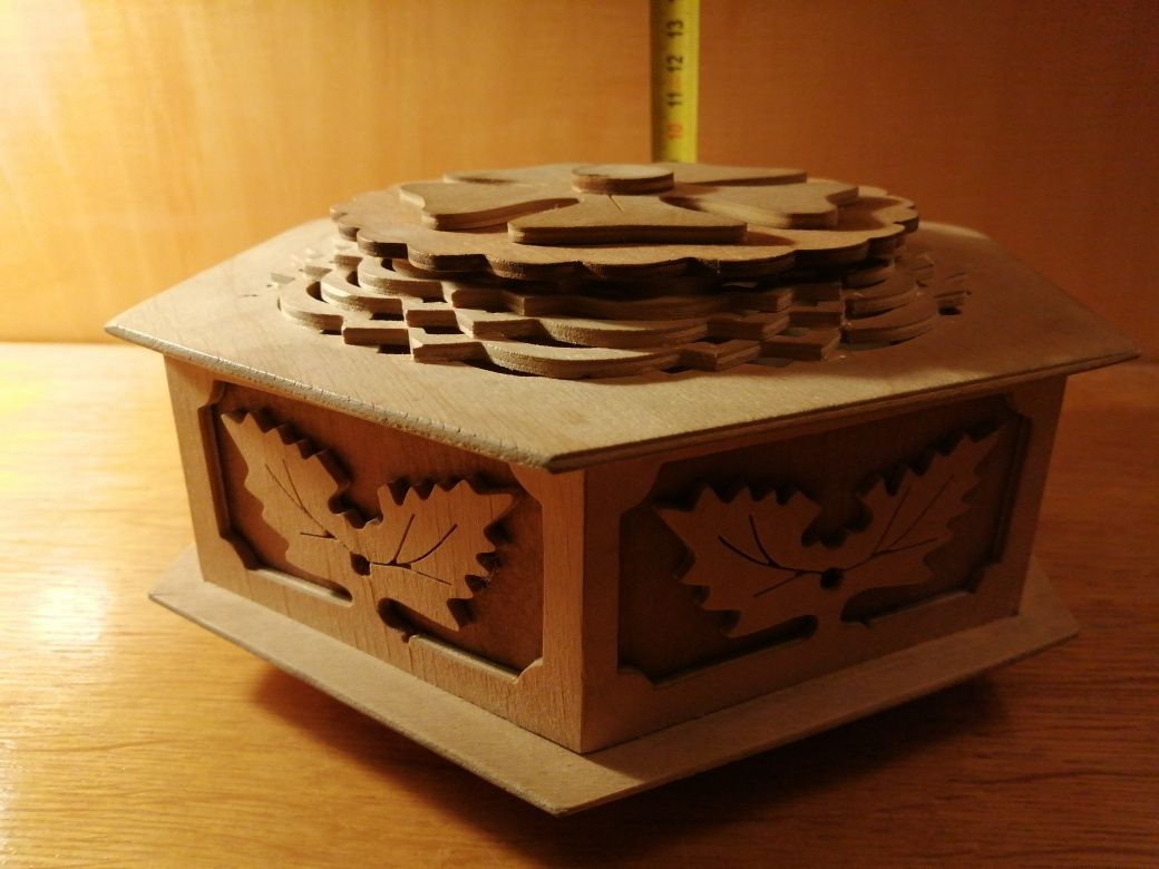 Drewniana szkatułka puzderko pudełko pamiątki PRL