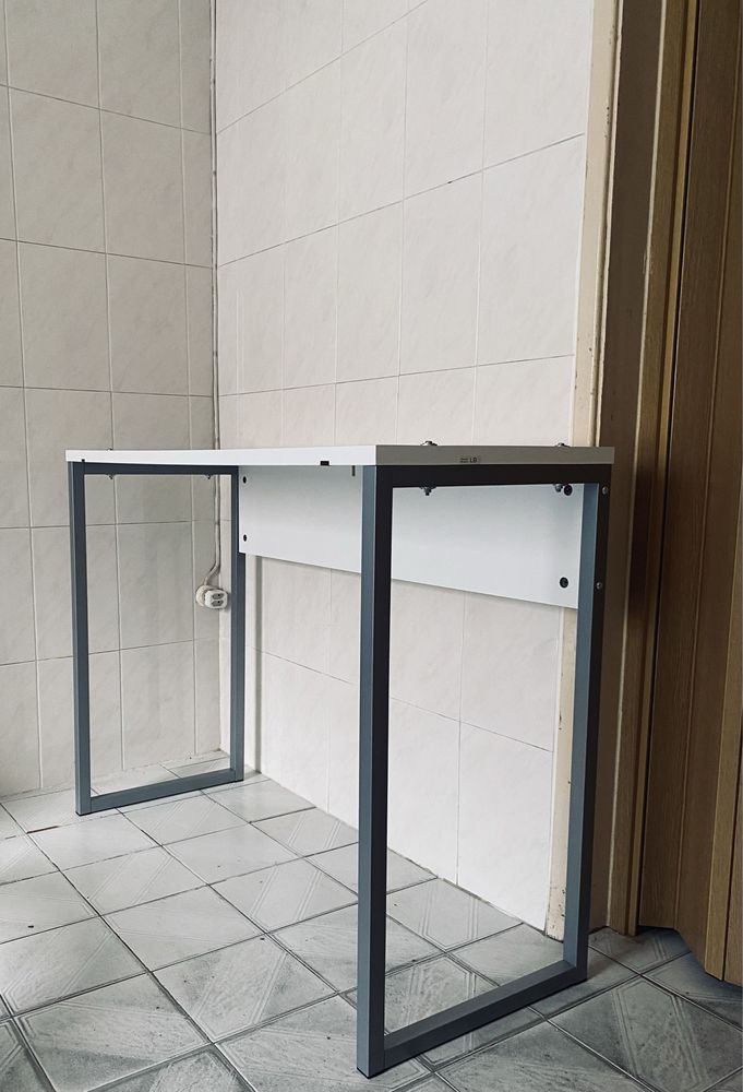 Mesa/secretária branca e cinzenta