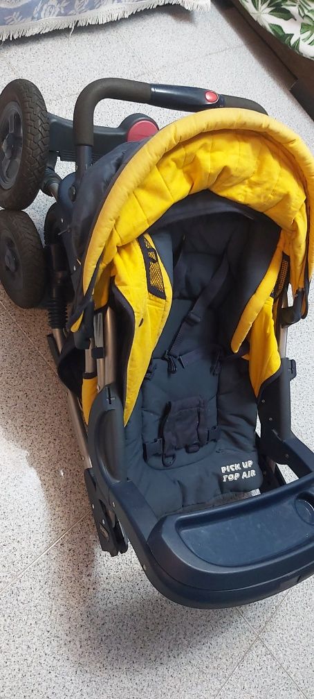 Carrinho de passeio para bebé.