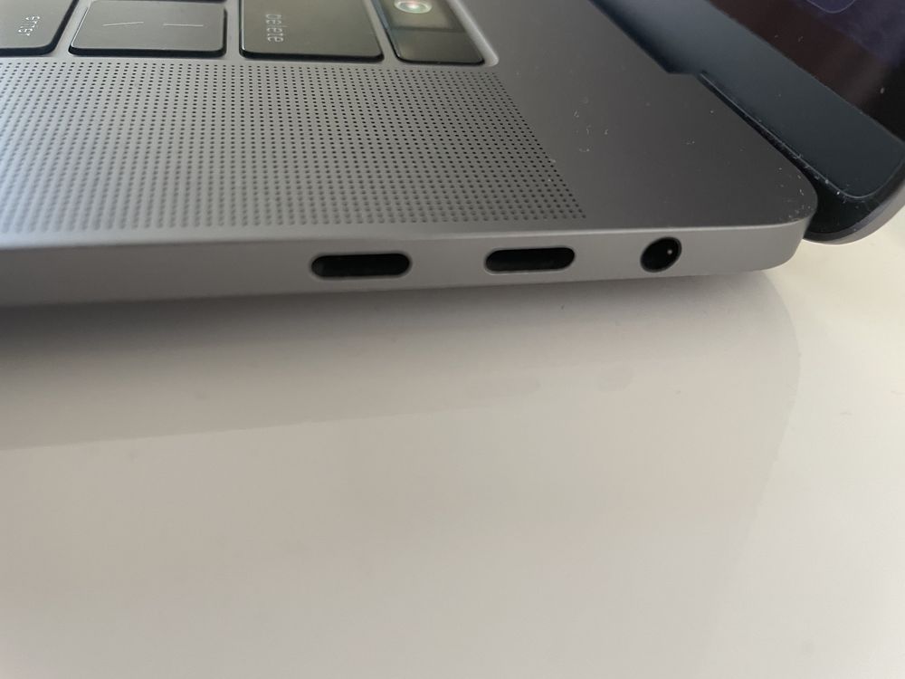 MacBook Pro (15-inch, 2016) в гарному стані, повністю в оригіналі.