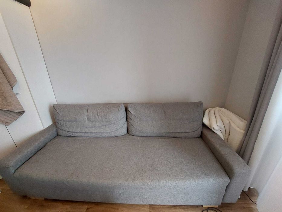 Używana kanapa z funkcją spania, dobrakondycja, z pojemnikiem. Sofabed