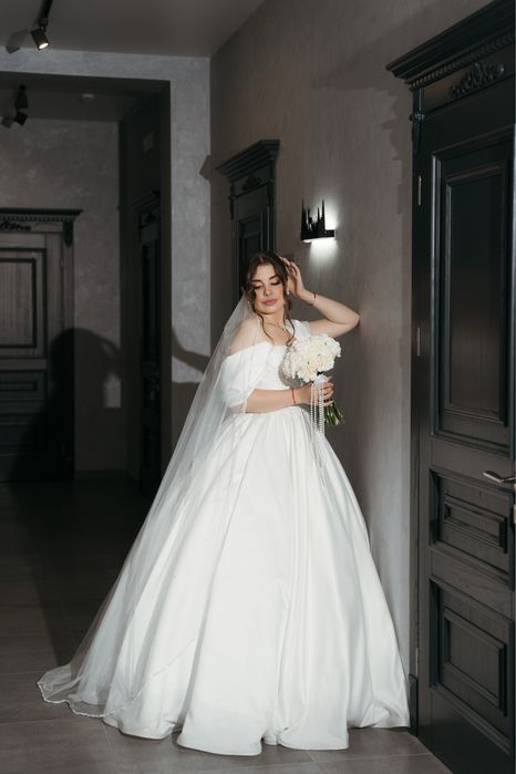 Весільна сукня з атласу