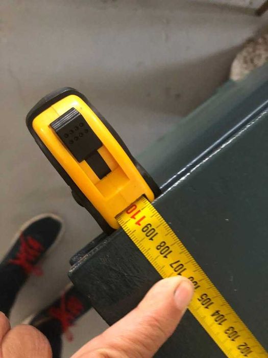 Cómoda restaurada com pintura em tons marinhos e puxadores em cobre