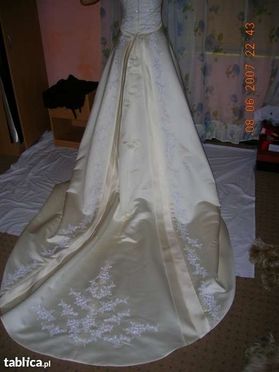 Hiszpańska szczęśliwa suknia ślubna