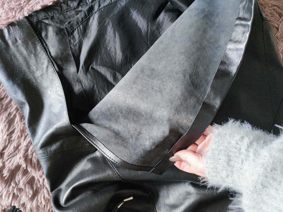 Saia de couro natural.