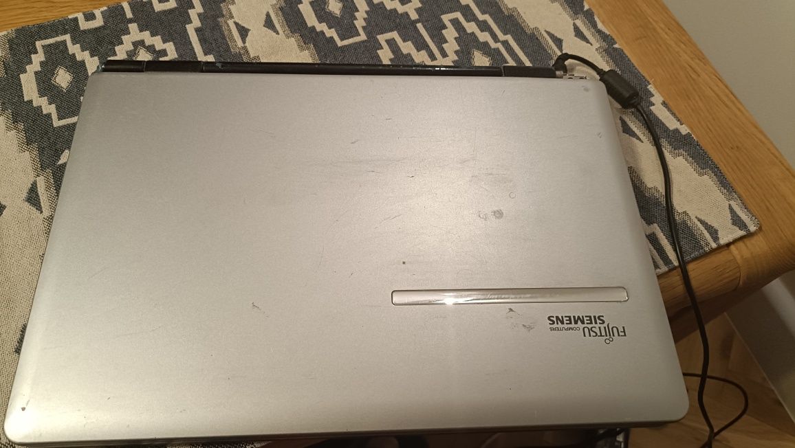 Stary sprawny laptop Fujitsu Siemens