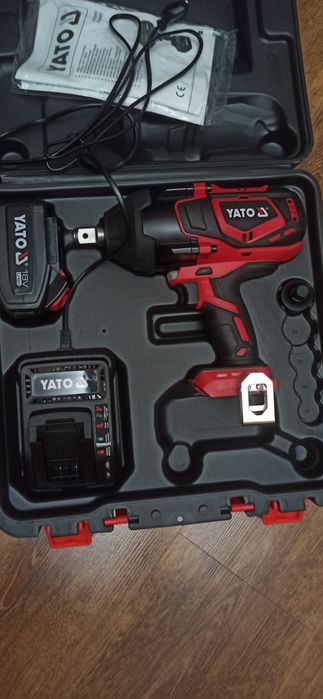 Akumulatorowy klucz udarowy