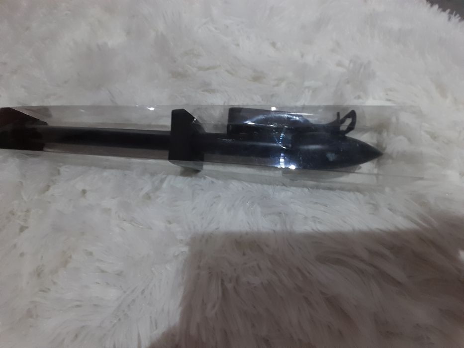 Nowy karnisz rozciągany czarny z ozdobami na końcach