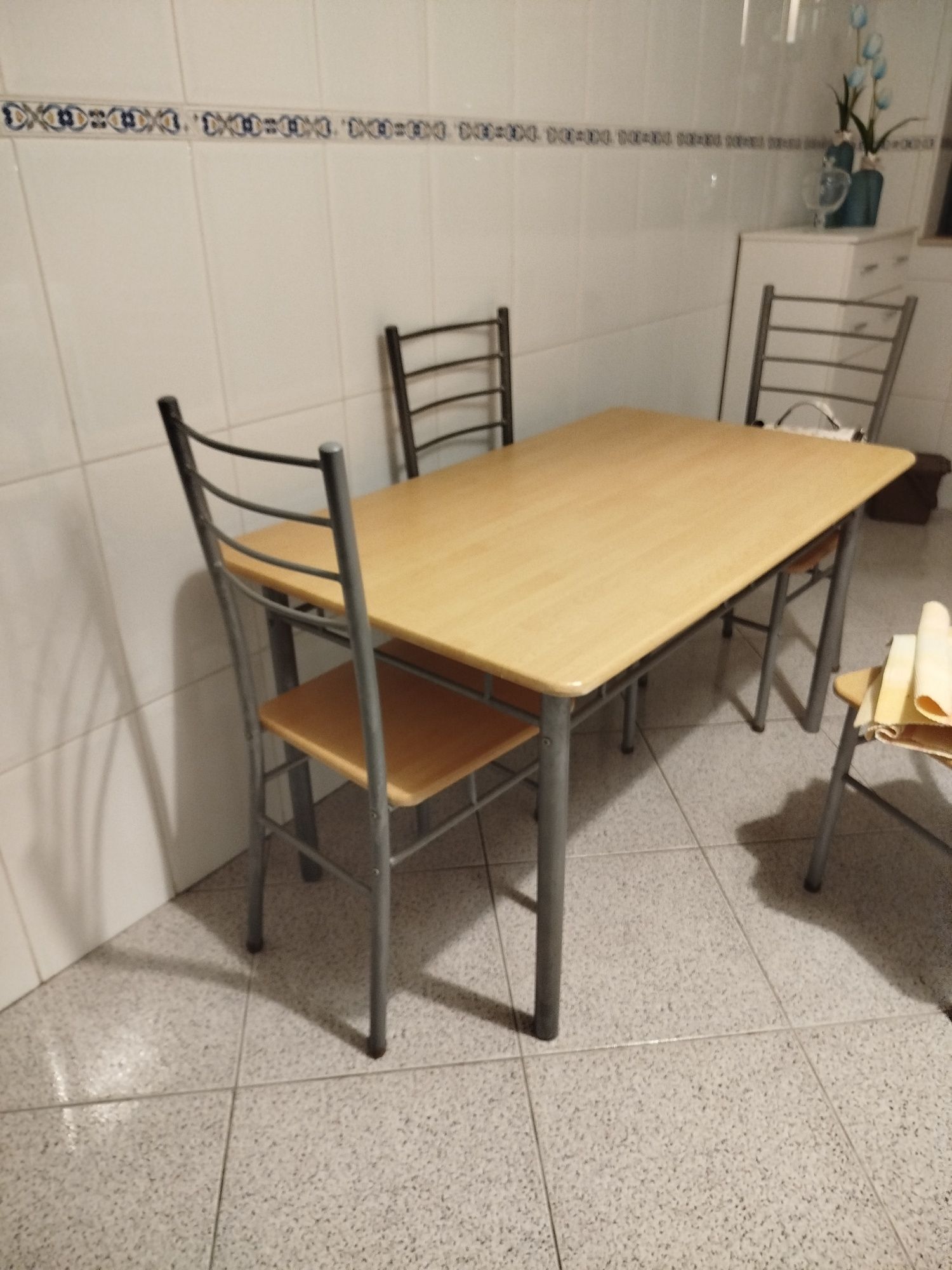 Mesa com 4 cadeiras