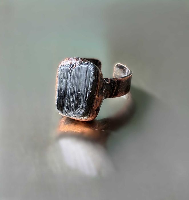 Czarny turmalin pierścionek regulowany – w miedzianej oprawie