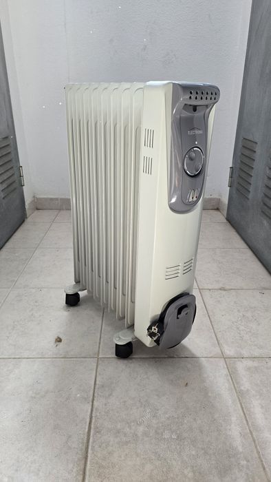 • Aquecedor a Óleo Eletronia CYAA10-9