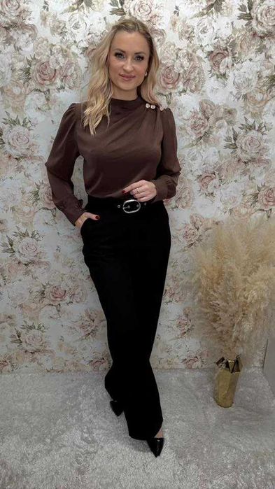 Gładka Bluzka z Guziczkami na Ramieniu