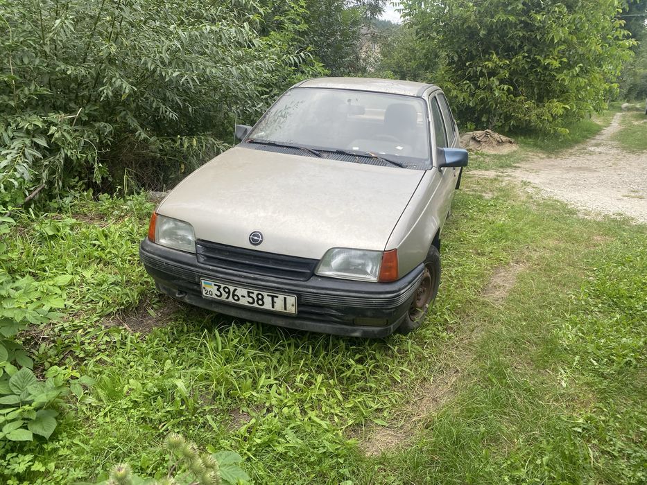 Opel kadett бензин 1.3