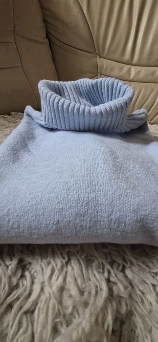 Błękitny bezrękawnik z golfem nowy