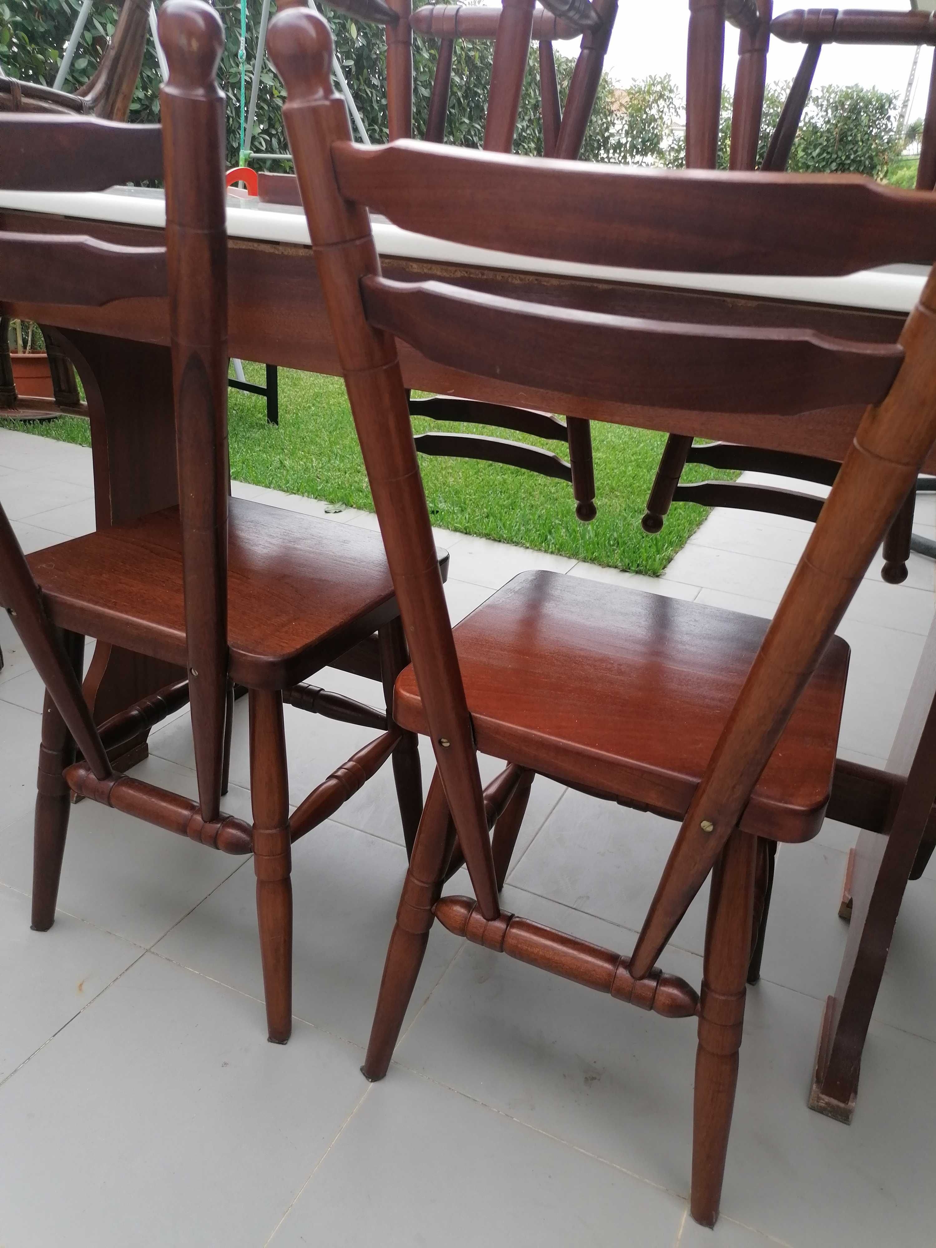 Conjunto mesa e cadeiras