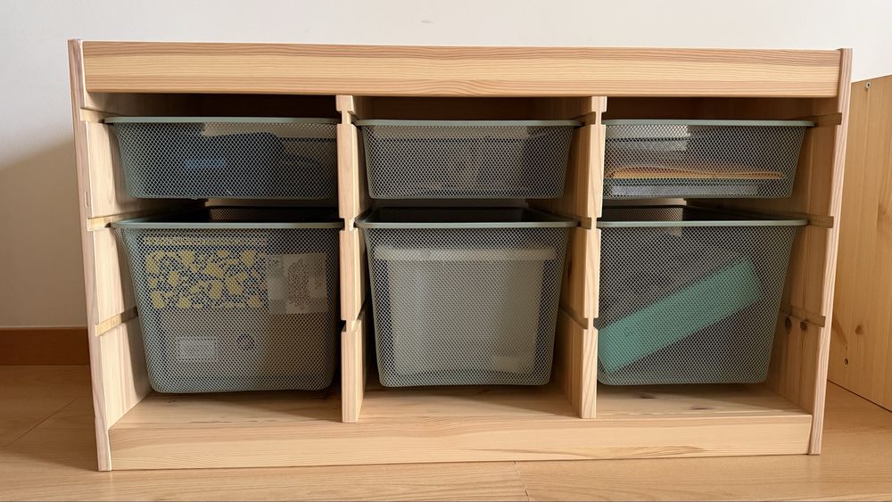 Estante IKEA TROFAST com caixas