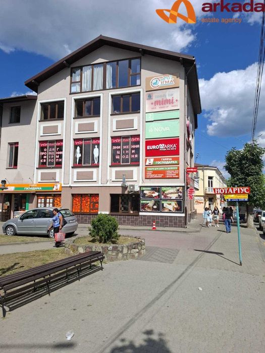 Продається торговий комплекс з орендарями в Надвірній.