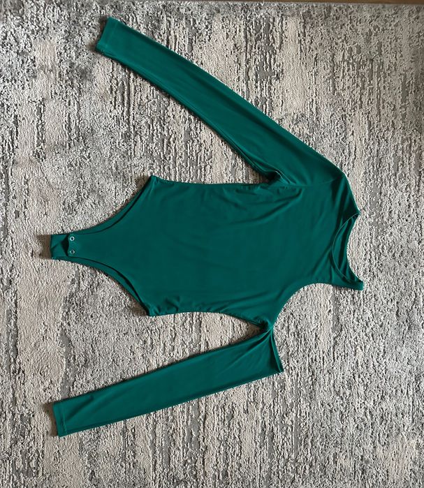 Асиметричне боді з вирізом на плечі