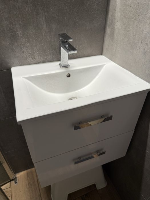 Szafka łazienkowa z umywalką i kranem
