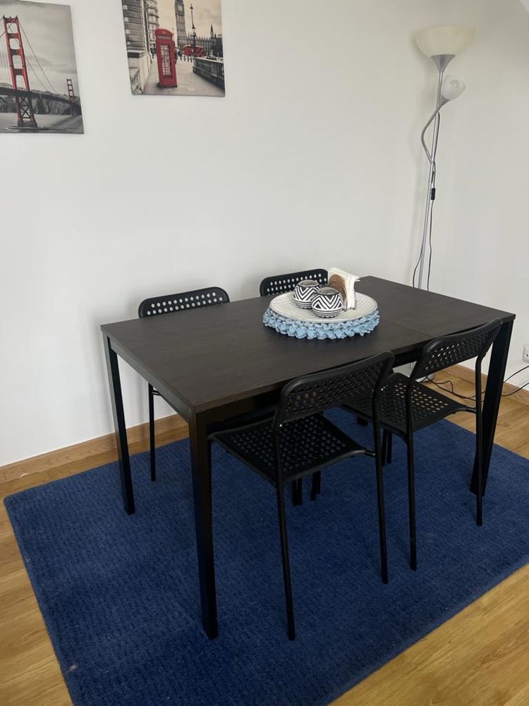 Mesa extensível preta com 4 cadeiras