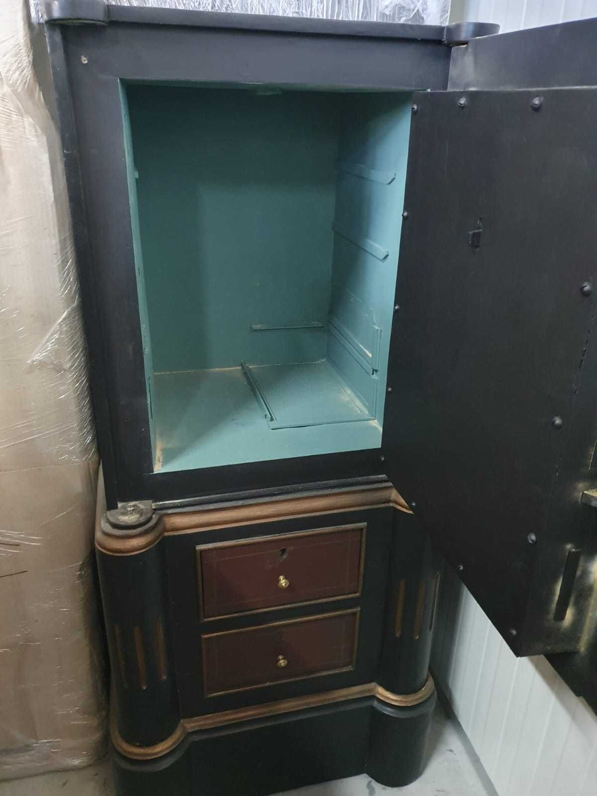 Cofre antigo em ótimo estado