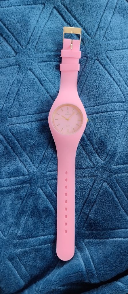 Różowy zegarek na silikonowym pasku
