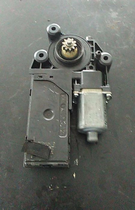 Motor vidro frente esquerdo RENAULT Megane III (BZ0_)