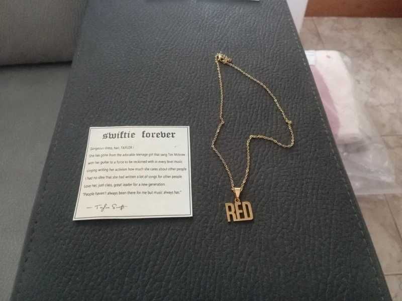 Colar Taylor Swift dourado - Red