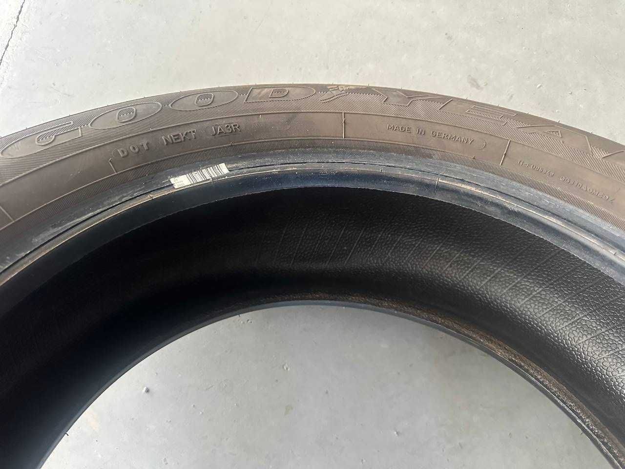 Зимові шини  215 60 R17 Goodyear Гудіер