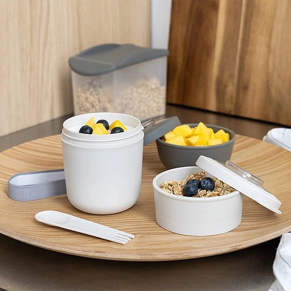 Pojemnik na jogurt 2w1 ze sztućcem i gumką beżowy / Amuse