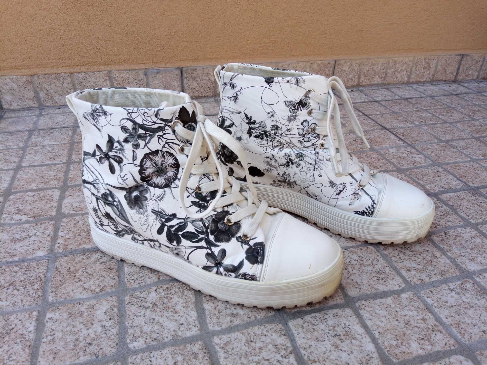 Botas sapatilha plataforma brancas com flores
