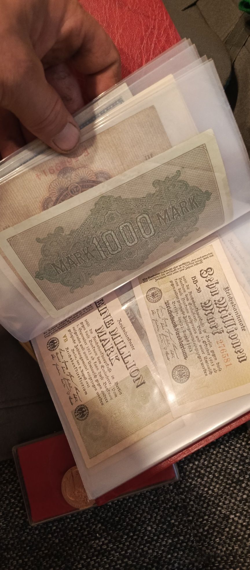 Mundur czapka pagony ordery banknoty